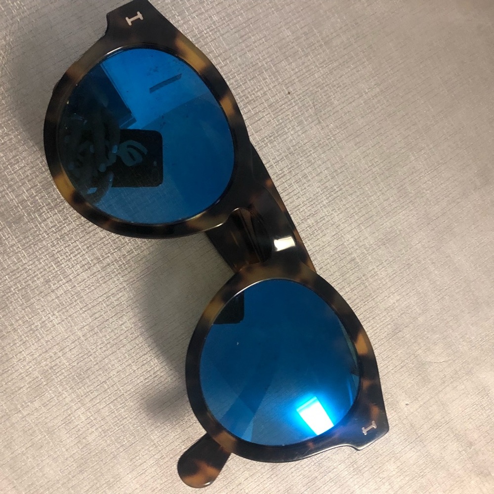 illesteva Sunglasses - Picture 2 of 4
